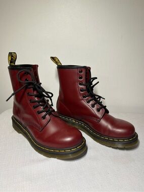 Dr. Martens 1460 SMOOTH LEATHER LACE UP BOOTS. Cherry Red. Like new
Size 8